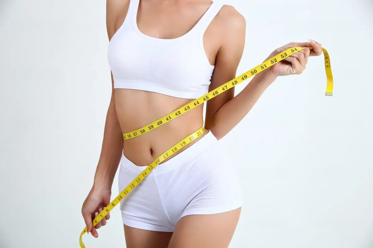 Illustration of Aqualyx injection being administered to target localised fat.
