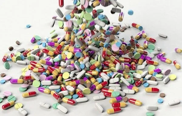 Illustration of hair growth tablets with a background of improving hair follicles.